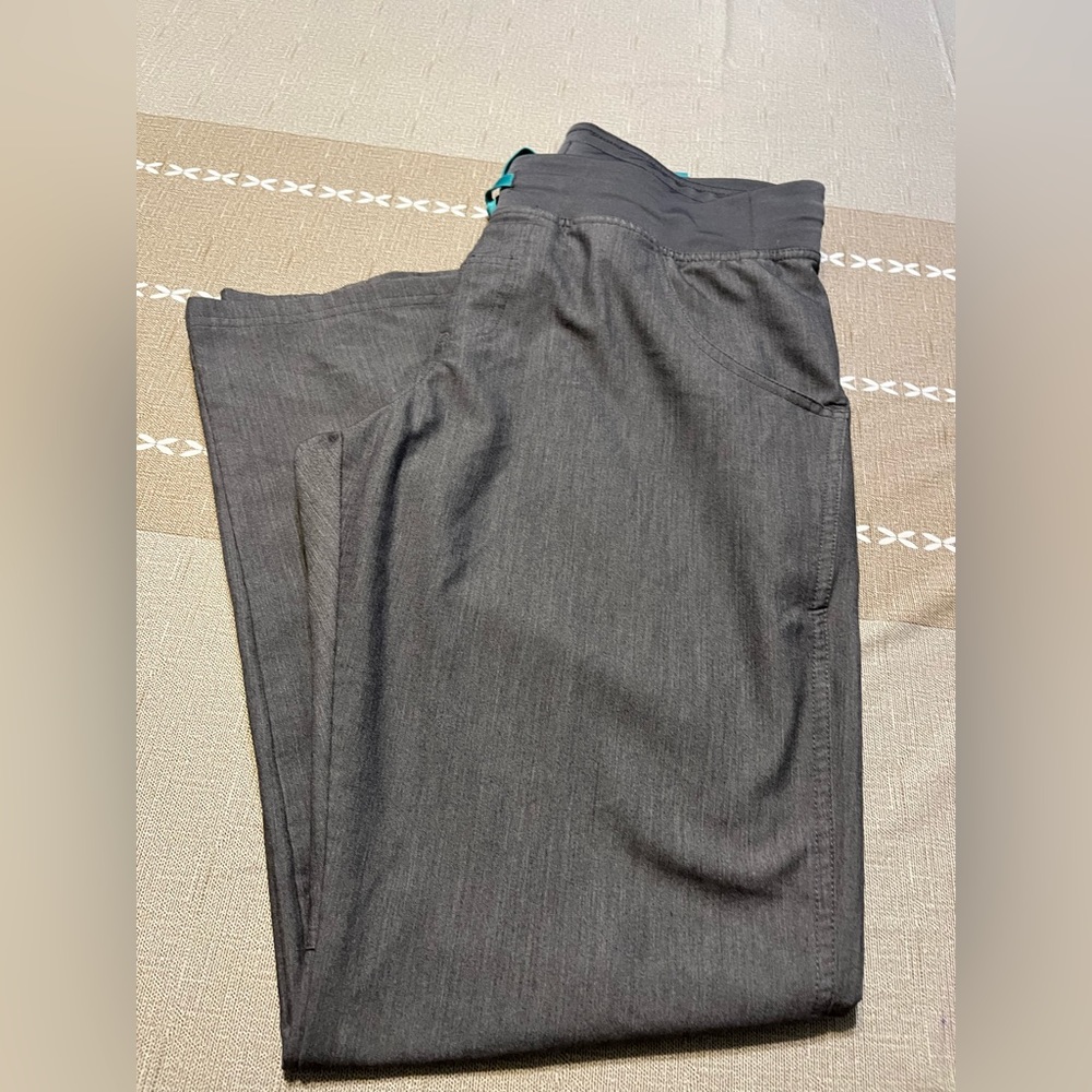Figs tech women’s scrub pants, size medium, color is gray
